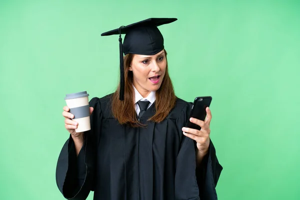 中世の大学院生女性以上隔離された背景保持コーヒーを取るためにと携帯電話 — ストック写真