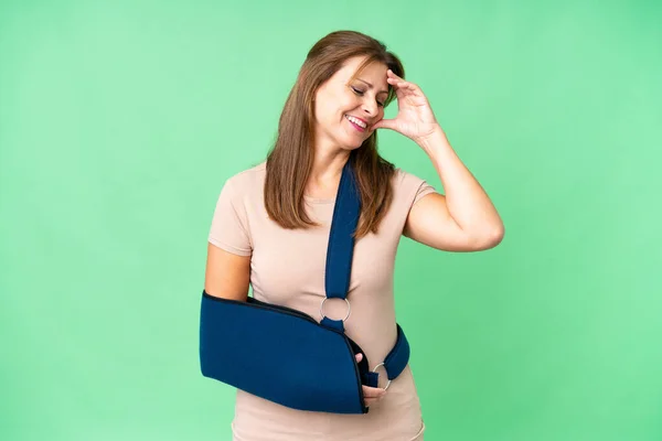 Μέση Ηλικία Σπασμένο Χέρι Και Φορώντας Μια Σφεντόνα Πάνω Από — Φωτογραφία Αρχείου