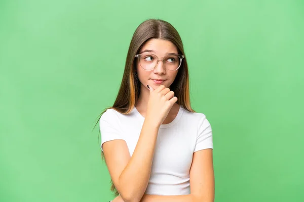 Teenager Caucasian Girl Isolated Background Thinking Idea While Looking — Stock Photo, Image