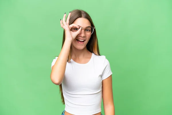 Zole Edilmiş Arka Planda Genç Beyaz Kız Parmaklarıyla Tamam Işareti — Stok fotoğraf
