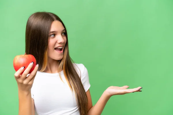 Teenager Běloška Dívka Drží Jablko Nad Izolovaným Pozadím Překvapivým Výrazem — Stock fotografie