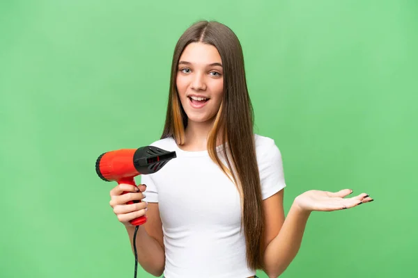 Teenager Καυκάσιος Κορίτσι Κρατώντας Ένα Στεγνωτήρα Μαλλιών Απομονωμένο Φόντο Σοκαρισμένη — Φωτογραφία Αρχείου