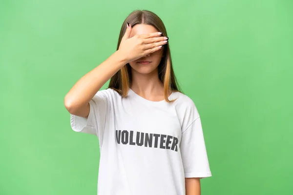 Adolescente Voluntaria Chica Caucásica Sobre Fondo Aislado Cubriendo Los Ojos — Foto de Stock