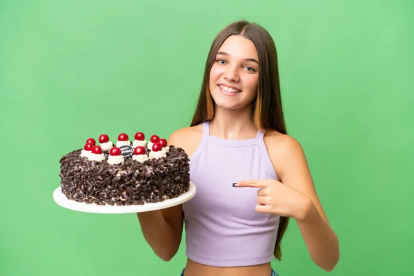 Nastolatka Kaukaska Dziewczyna Trzyma Tort Urodzinowy Odizolowanym Tle Wskazując — Zdjęcie stockowe