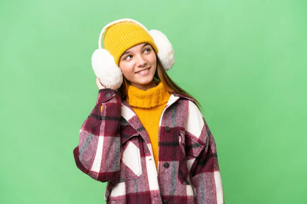 年轻的高加索女孩带着冬衣 带着与世隔绝的背景 想出了一个主意 — 图库照片