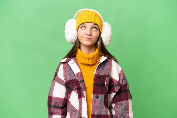 Adolescente Caucasico Ragazza Indossare Inverno Manicotti Sfondo Isolato Guardando Verso — Foto Stock
