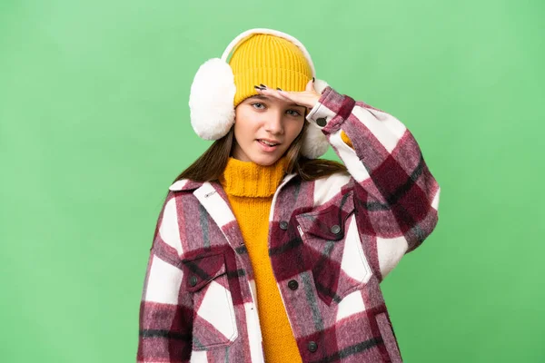 Adolescente Caucasico Ragazza Indossare Inverno Manicotti Sfondo Isolato Guardando Lontano — Foto Stock