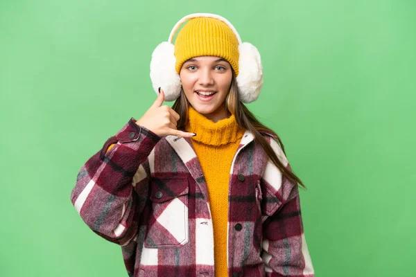 孤立した背景の上に冬のマフを身に着けている十代の白人の女の子は電話ジェスチャーを作る サインを呼んでくれ — ストック写真