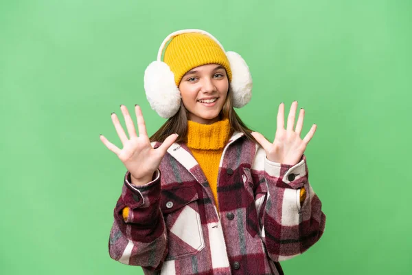 Teenager Kaukasische Mädchen Tragen Wintermuffs Über Isoliertem Hintergrund Zählen Zehn — Stockfoto