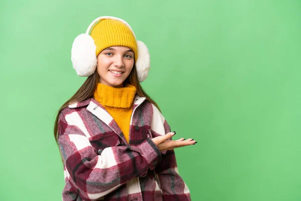 Adolescente Caucasiano Menina Vestindo Regalos Inverno Sobre Fundo Isolado Apresentando — Fotografia de Stock