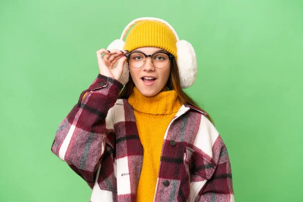 Teenager Kaukasischen Mädchen Trägt Winter Muffs Über Isoliertem Hintergrund Mit — Stockfoto