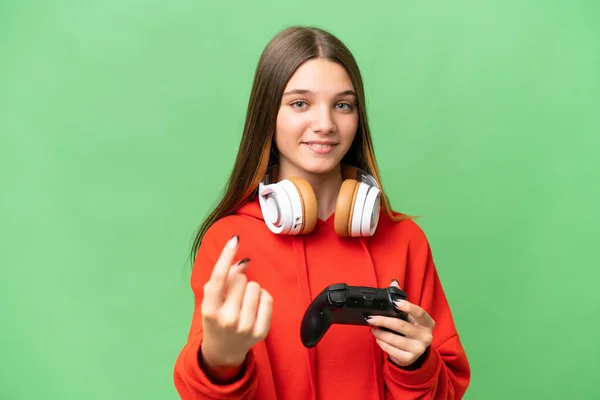 青少年白人女孩在一个孤立的背景下玩电子游戏控制器来做即将到来的动作 — 图库照片