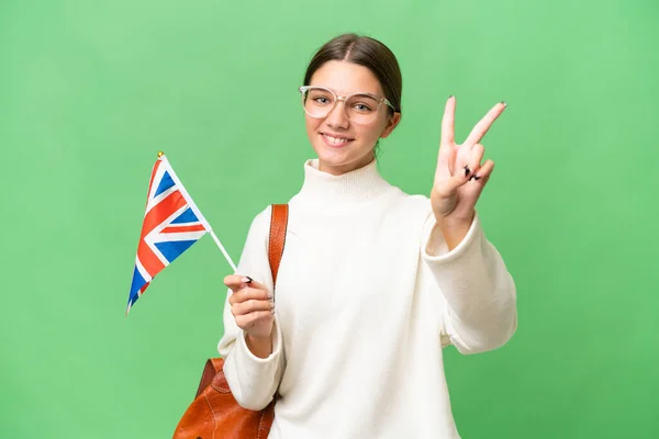 十几岁的学生高举英国国旗 面带微笑 展示胜利的标志 — 图库照片