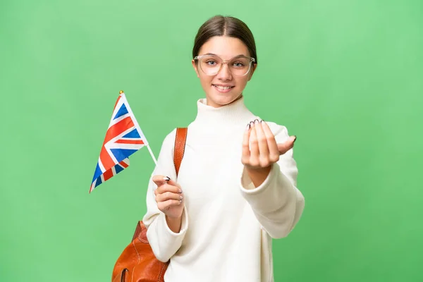 十几岁的学生高考西亚人女孩举着英国国旗 不顾孤立的背景 邀请他们携起手来 很高兴你来了 — 图库照片