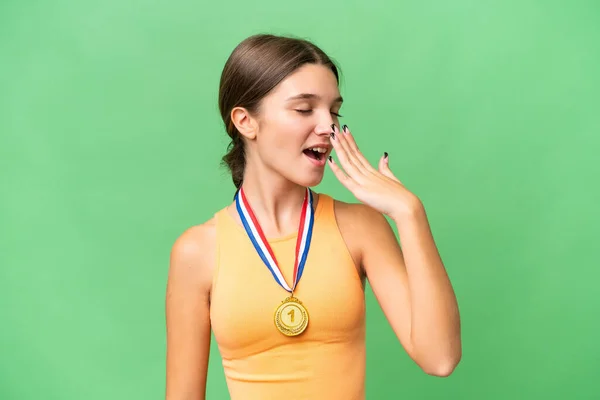 Teenager Kavkazská Dívka Medailemi Nad Izolovaným Pozadím Zívání Zakrývání Široká — Stock fotografie