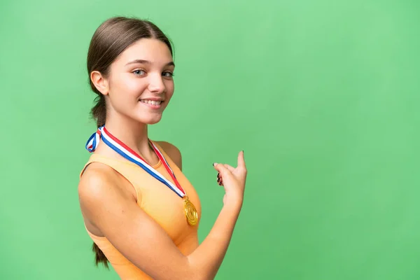 Teenager Kavkazské Dívka Medailemi Přes Izolované Pozadí Ukazuje Zpět — Stock fotografie