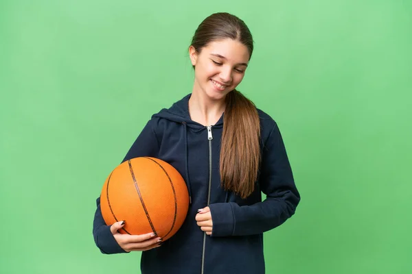 Підліток Біла Дівчина Грає Баскетбол Над Ізольованим Тлом Багато Посміхаючись — стокове фото