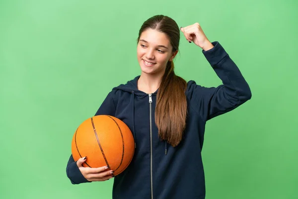 Έφηβος Καυκάσιος Κορίτσι Παίζει Μπάσκετ Πάνω Από Απομονωμένη Φόντο Γιορτάζει — Φωτογραφία Αρχείου