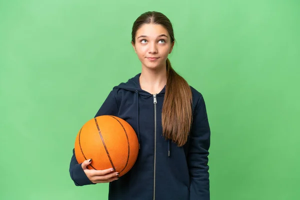 十几岁的白人女孩在与世隔绝的背景下打篮球 仰视四周 — 图库照片