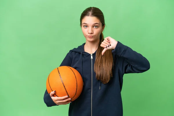 Adolescente Caucasiano Menina Jogando Basquete Sobre Fundo Isolado Mostrando Polegar — Fotografia de Stock