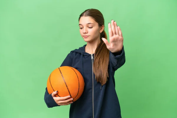 年轻的高加索女孩在孤立无援的背景下打篮球 做出了停止的姿态 并感到失望 — 图库照片