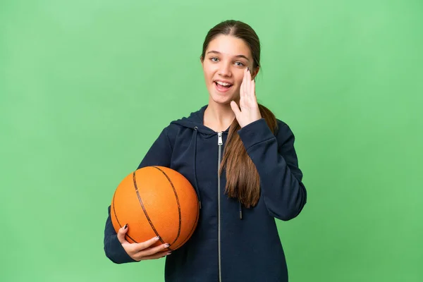 ティーンCaucasian女の子プレイバスケットボール上の隔離されたバックグランドシャーイングとともに口全体オープン — ストック写真
