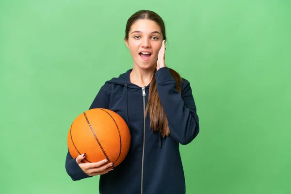 ティーンCaucasian女の子プレイバスケットボール上の隔離された背景とともに驚きとショックを受けた顔の式 — ストック写真