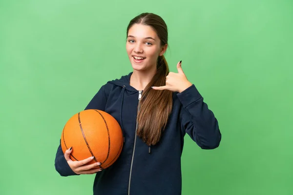 10代の白人の少女が孤立した背景でバスケットボールをして電話のジェスチャーをしている サインを呼んでくれ — ストック写真
