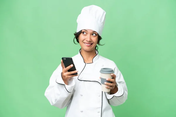 요리사인 아르헨티나 커피를 가져가기 그리고 무언가를 생각하면서 전화를 고립된 배경에서 — 스톡 사진