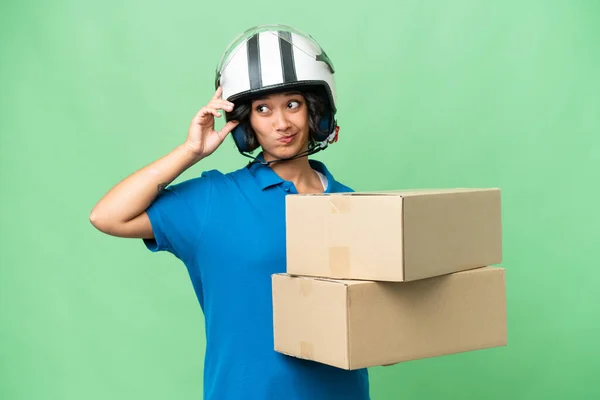 Young Argentinian Delivery Woman Isolated Background Having Doubts Confuse Face — Stock Photo, Image