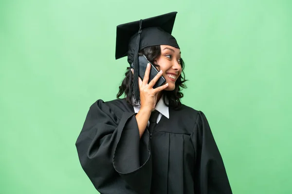 Üniversiteden Mezun Arjantinli Genç Bir Kadın Cep Telefonuyla Sohbet Ediyor — Stok fotoğraf
