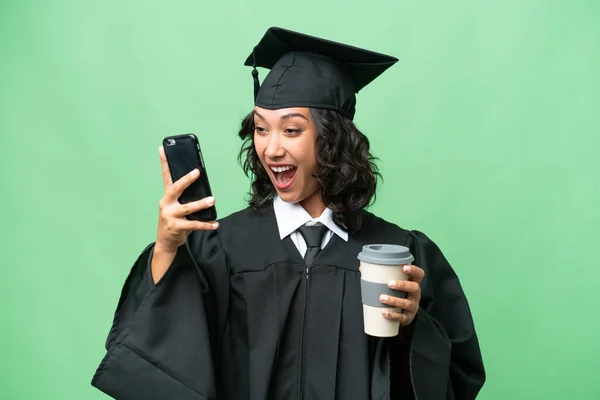 若い大学院生アルゼンチン人女性以上隔離された背景保持コーヒーを取ると携帯電話 — ストック写真