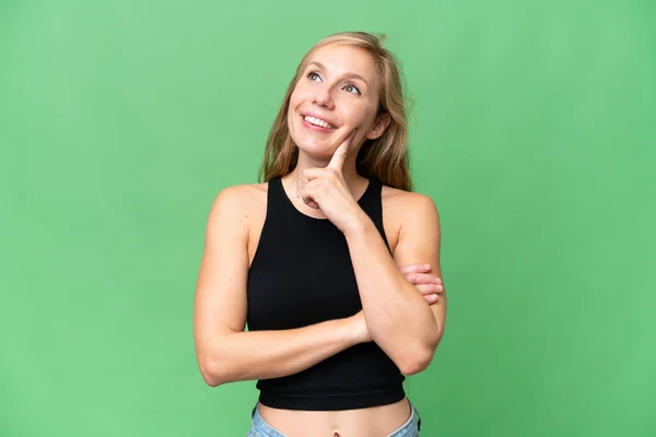 Junge Blonde Frau Mit Isoliertem Hintergrund Denkt Beim Nachschlagen Eine — Stockfoto