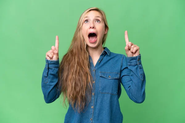 Junge Blonde Frau Mit Isoliertem Hintergrund Überrascht Und Zeigt Nach — Stockfoto