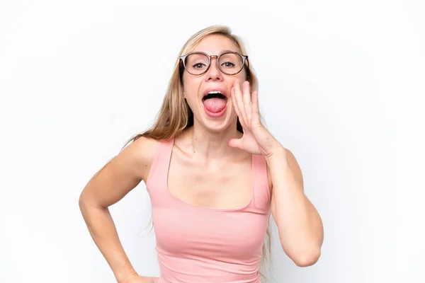 Młoda Biała Kobieta Wyizolowana Białym Tle Krzycząca Szeroko Otwartymi Ustami — Zdjęcie stockowe