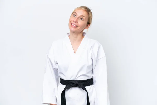 Junge Kaukasische Frau Tut Karate Isoliert Auf Weißem Hintergrund Denken — Stockfoto