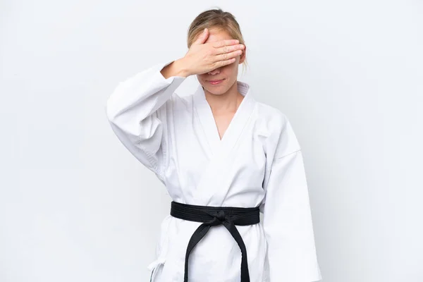 Mujer Caucásica Joven Haciendo Karate Aislado Sobre Fondo Blanco Cubriendo —  Fotos de Stock