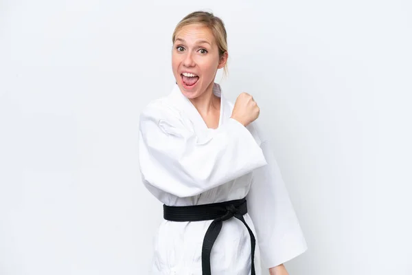 Joven Mujer Caucásica Haciendo Karate Aislado Sobre Fondo Blanco Celebrando — Foto de Stock