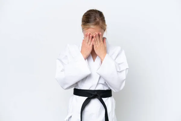 Mujer Joven Caucásica Haciendo Karate Aislado Sobre Fondo Blanco Con —  Fotos de Stock
