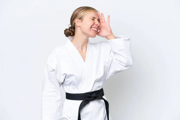 Joven Mujer Caucásica Haciendo Karate Aislado Sobre Fondo Blanco Sonriendo — Foto de Stock