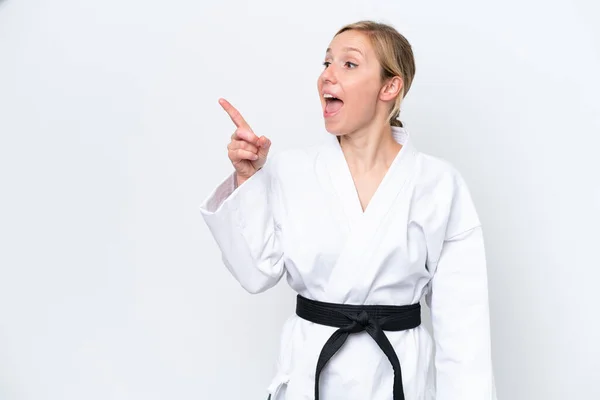 Mujer Caucásica Joven Haciendo Karate Aislado Sobre Fondo Blanco Con — Foto de Stock