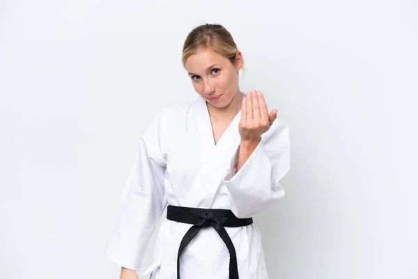 Mujer Caucásica Joven Haciendo Karate Aislado Sobre Fondo Blanco Invitando — Foto de Stock