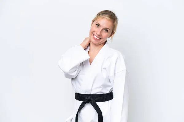Joven Mujer Caucásica Haciendo Karate Aislado Sobre Fondo Blanco Riendo —  Fotos de Stock