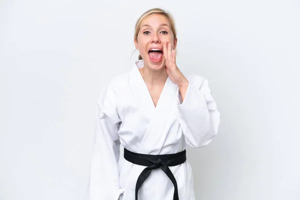 Joven Mujer Caucásica Haciendo Karate Aislado Sobre Fondo Blanco Gritando — Foto de Stock