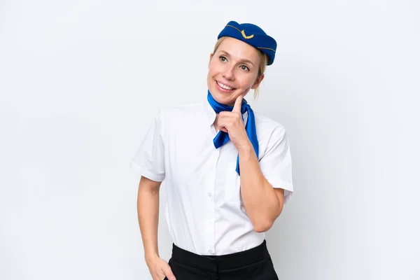 飛行機ブロンドスチュワーデス女性隔離上の白い背景考え方Aアイデアながら見上げます — ストック写真