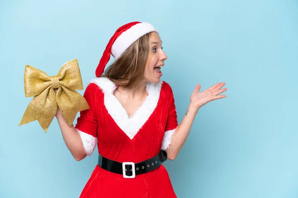 Mujer Rubia Joven Vestida Como Mama Claus Sosteniendo Arco Navidad —  Fotos de Stock
