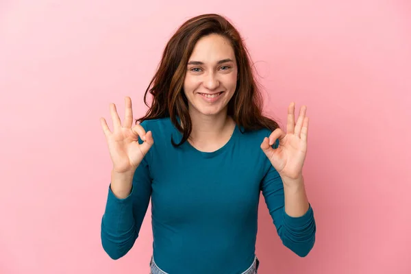 Młody Kaukaski Kobieta Odizolowany Różowy Tło Pokazując Znak Dwie Ręce — Zdjęcie stockowe