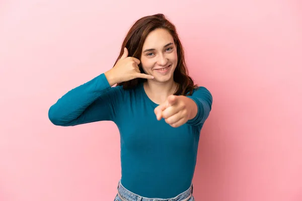 Young Caucasian Woman Isolated Pink Background Making Phone Gesture Pointing — Stock Photo, Image