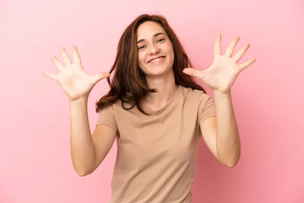Νεαρή Καυκάσια Γυναίκα Απομονωμένη Ροζ Φόντο Μετρώντας Δέκα Δάχτυλα — Φωτογραφία Αρχείου