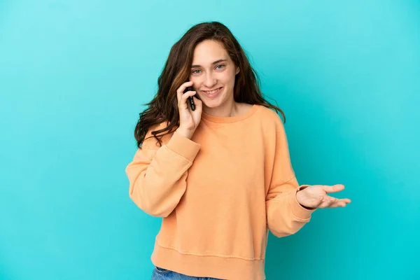 Молодая Белая Женщина Изолированная Синем Фоне Разговаривает Кем Мобильному Телефону — стоковое фото